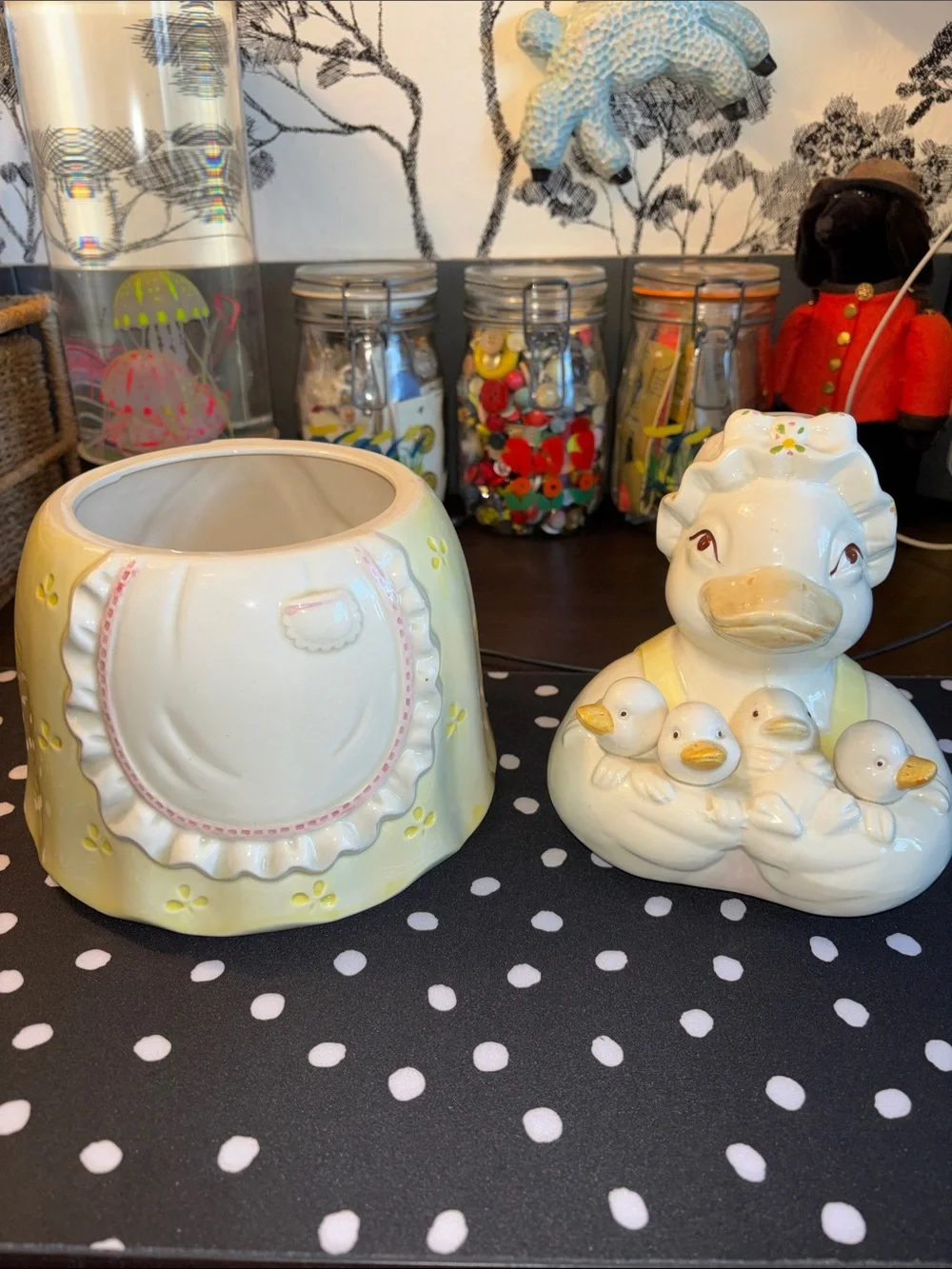 EUC VINTAGE Adorable Mother Duck cookie jar with four ducklings - Pastel ceram
